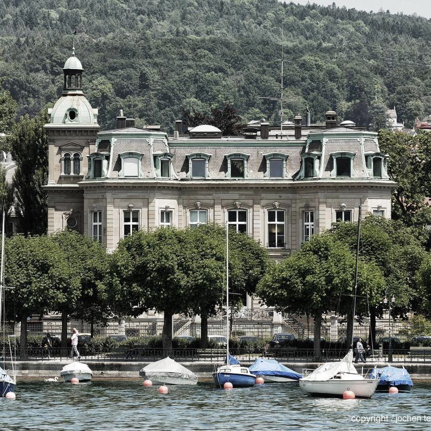 Göl kıyısı promenadında villa